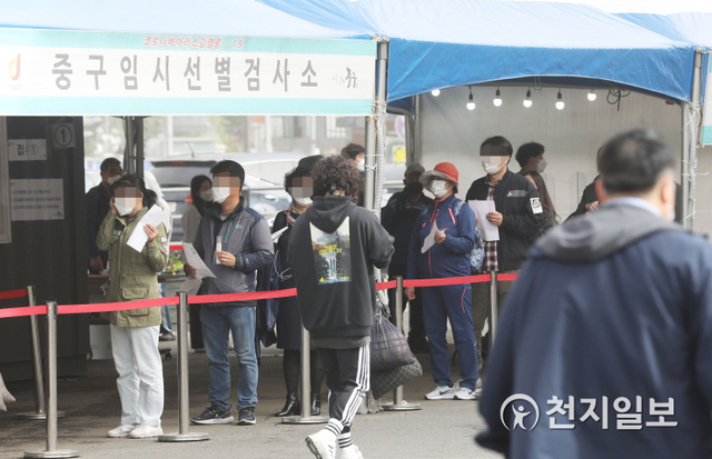 [천지일보=남승우 기자] 신종 코로나바이러스 감염증(코로나19) 신규 확진자가 525명으로 집계된 7일 오후 서울역 광장에 마련된 임시 선별검사소에서 시민들이 코로나19 검사를 받기 위해 기다리고 있다. ⓒ천지일보 2021.5.7