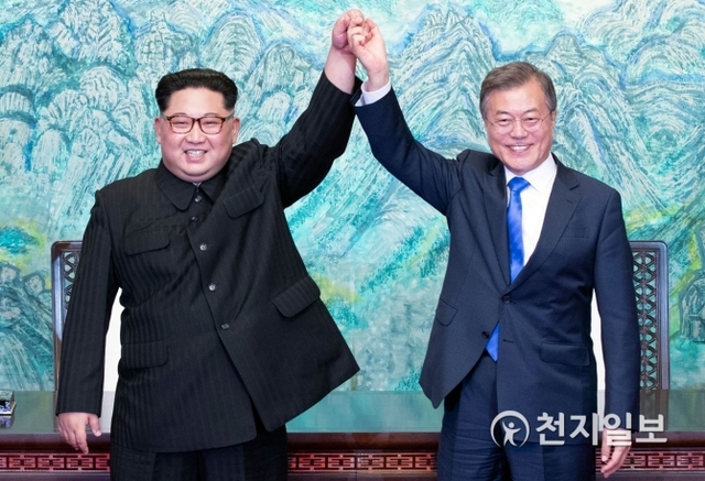 [천지일보=박완희 기자] 문재인 대통령(오른쪽)과 김정은 국무위원장이 26일 오후 판문점에서 '판문점 선언'에 서명한 뒤 악수하고 있다. (한국공동사진기자단) ⓒ천지일보 2018.4.27