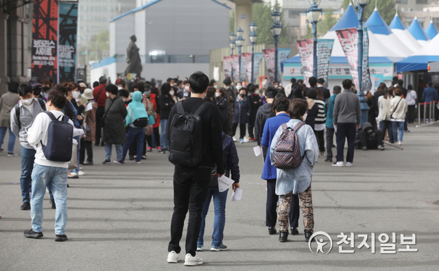 [천지일보=남승우 기자] 신종 코로나바이러스 감염증(코로나19) 신규 확진자가 525명으로 집계된 7일 오후 서울역 광장에 마련된 임시 선별검사소에서 시민들이 코로나19 검사를 받기 위해 기다리고 있다. ⓒ천지일보 2021.5.7