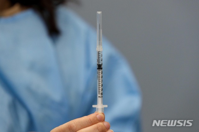 [서울=뉴시스]사진공동취재단 = 지난 4월1일 서울 송파구 체육문화회관에 마련된 예방접종센터에서 의료진이 화이자 백신을 선보이고 있다. 2021.05.08. photo@newsis.com