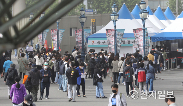 [천지일보=남승우 기자] 신종 코로나바이러스 감염증(코로나19) 신규 확진자가 525명으로 집계된 7일 오후 서울역 광장에 마련된 임시 선별검사소에서 시민들이 코로나19 검사를 받기 위해 기다리고 있다. ⓒ천지일보 2021.5.7