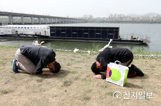 [천지일보=남승우 기자] 반포한강공원에서 실종됐다가 숨진 채 발견된 손정민씨(22)의 아버지 손현씨가 8일 오후 서울 서초구 반포한강공원 수상택시 승강장 인근에 마련된 추모공간에서 민간구조사 차종욱씨와 만나 인사를 나누고 있다. ⓒ천지일보 2021.5.8