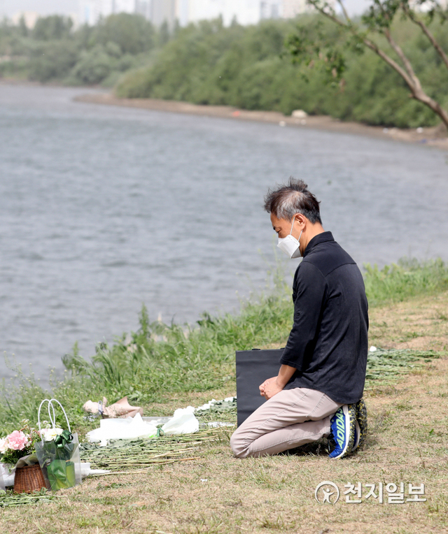 [천지일보=남승우 기자] 반포한강공원에서 실종됐다가 숨진 채 발견된 손정민씨(22)의 아버지 손현씨가 8일 오후 서울 서초구 반포한강공원 수상택시 승강장 인근에 마련된 추모공간에서 무릎을 꿇고 슬픔에 잠겨 있다. ⓒ천지일보 2021.5.8