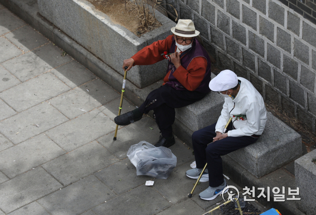 [천지일보=남승우 기자] 어버이날인 8일 오후 서울 종로구 탑골공원을 찾은 어르신들이 그늘에 앉아 이야기를 나누고 있다. ⓒ천지일보 2021.5.8