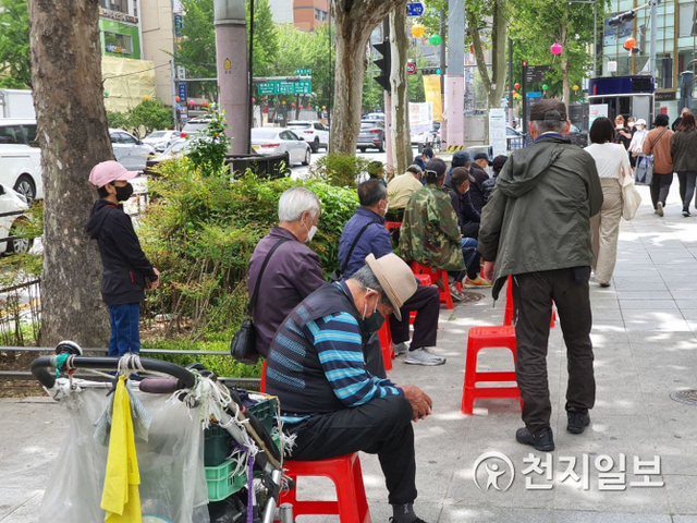 [천지일보=홍보영 기자] 8일 오후 서울 종로구 탑골공원 인근의 노인들이 거리에 놓은 의자에 앉아 있다. 종로구는 신종 코로나바이러스 감염증(코로나19)으로 인해 면역력이 약한 노인들이 많이 있는 탑골공원을 폐쇄했다. ⓒ천지일보 2021.5.8