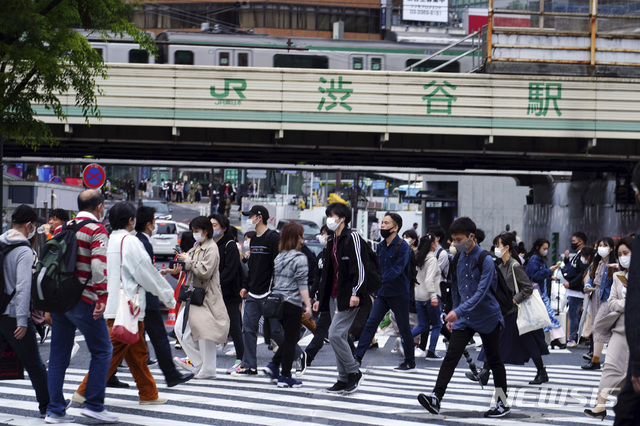 [도쿄=AP/뉴시스]일본의 황금 연휴 '골든위크'가 시작되는 29일 도쿄 시부야 구역에서 코로나19 확산을 막기 위해 마스크를 쓴 사람들이 건널목을 건너고 있다.