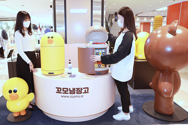 고객들이 9일 서울시 중구 소공동에 있는 롯데백화점 본점 2층에서 ‘꼬모냉장고’ 팝업 매장의 상품들을 둘러보고 있다. (제공: 롯데쇼핑)