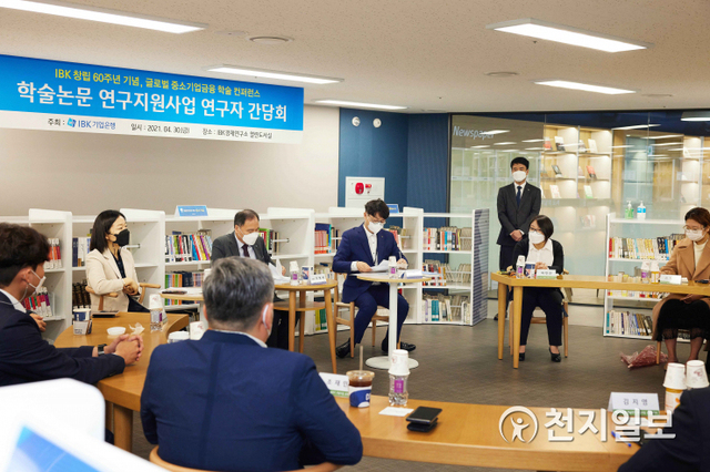 조봉현 IBK경제연구소 부행장(왼쪽에서 세 번째)과 참석자들이 지난달 30일 서울 을지로 IBK기업은행 본점에서 간담회와 협약식을 진행하고 있다. (제공: IBK기업은행) ⓒ천지일보 2021.5.9
