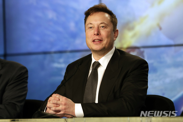 지난해 7월1일(현지시간) 일론 머스크 테슬라 최고경영자(CEO)가 플로리다주 케이프 커내버럴에서 열린 기자회견에서 발언하고 있는 모습. 2021.2.2. (출처: 뉴시스)