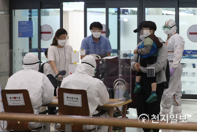 [천지일보=남승우 기자] 인도의 신종 코로나바이러스 감염증(코로나19) 확진자가 폭발적으로 증가하고 있는 가운데 4일 오전 인천국제공항 제1여객터미널 입국장에서 인도 교민들이 검역 서류를 제출하고 있다. ⓒ천지일보 2021.5.4