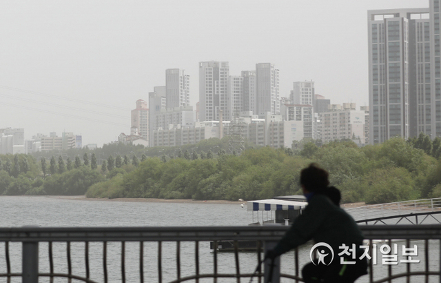 [천지일보=남승우 기자] 중국발 황사 영향으로 미세먼지 농도가 ‘나쁨’ 수준을 보인 8일 서울 반포한강공원 일대에서 바라본 하늘이 뿌옇다. ⓒ천지일보 2021.5.8