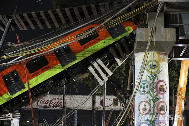 멕시코 고가철로 붕괴, 지나던 지하철 추락[멕시코시티=AP/뉴시스] 멕시코 수도 멕시코시티에서 고가철로가 무너져 4일(현지시간) 그 위를 지나던 지하철 전동차가 추락해 있다. 경찰은 3일 밤 발생한 이 사고로 최소 13명이 숨지고 70명이 다쳤으며 사망자 숫자는 늘어날 것으로 보인다고 밝혔다.