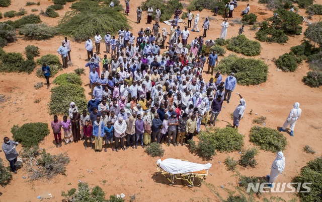 [모가디슈=AP/뉴시스]2020년 4월 30일 소말리아 모가디슈에서 코로나19로 숨진 노인을 매장하는 모습.