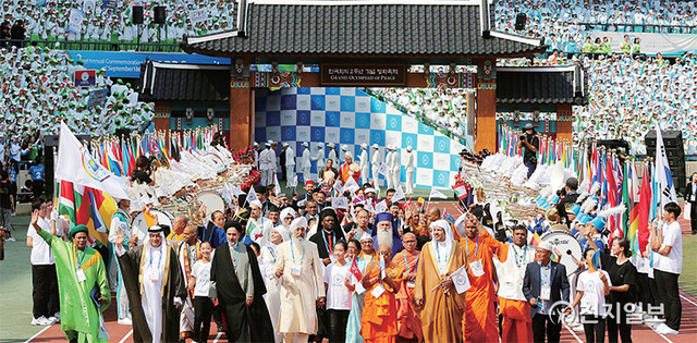 평화 만국회의 2주년 기념식에 참석한 세계 종교지도자들이 서울 잠실 주경기장 행사장에 입장하고 있다. (제공: HWPL) ⓒ천지일보 2021.5.10