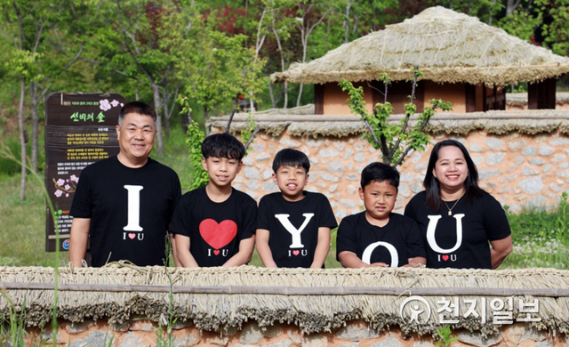 드림스타트 행복한 가족사진 프로그램에 참여한 한 가족이 사진 촬영을 하고 있다. (제공: 함평군) ⓒ천지일보 2021.5.10