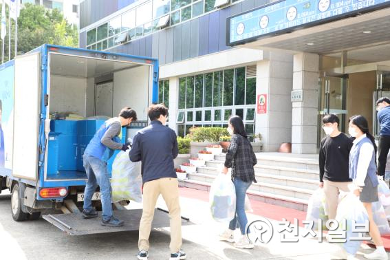 서울에너지공사 직원들이 기부물품을 차량에 싣고 있다. ⓒ천지일보 2021.5.10