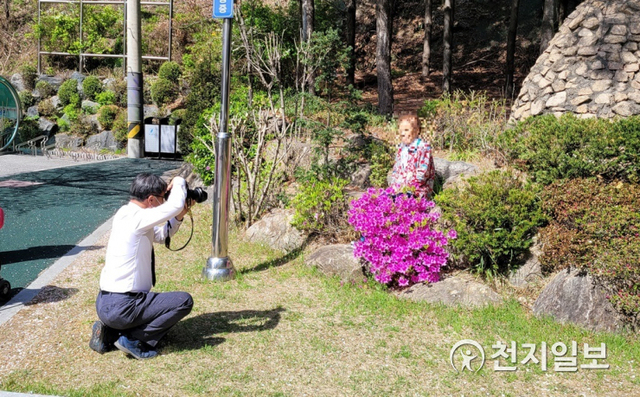 의정부시청 소속 김승신 팀장이 취약계층 독거노인에게 재능기부로 사진을 찍어주고 있다. (제공: 의정부시) ⓒ천지일보 2021.5.10