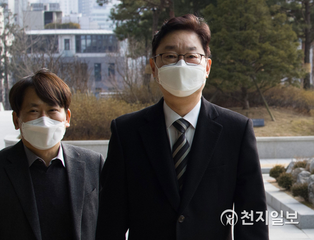 [천지일보=남승우 기자] 박범계 법무부 장관 후보자가 4일 오후 서울 서초구 서울고등검찰청사에 마련된 인사청문회 준비 사무실로 출근하고 있다. ⓒ천지일보 2021.1.4