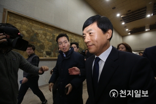 [천지일보=남승우 기자] 이성윤 신임 서울중앙지방검찰청장이 13일 오전 서울 서초구 서울중앙지방검찰청 누리홀에서 열린 취임식을 마친 뒤 이동하고 있다. ⓒ천지일보 2020.1.13