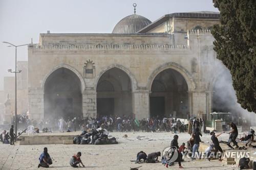 알아크사 사원에서 충돌한 팔레스타인 시위대와 이스라엘 경찰. (출처: 연합뉴스)