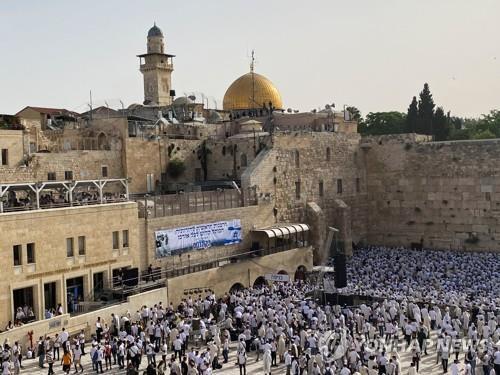 '예루살렘의 날'인 10일 동예루살렘 서쪽벽에 모인 유대교도들. (출처: 연합뉴스)