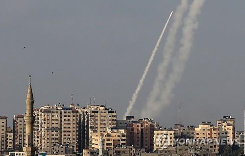가자지구에서 이스라엘 남부를 겨냥해 발사된 로켓포. (출처: 연합뉴스)