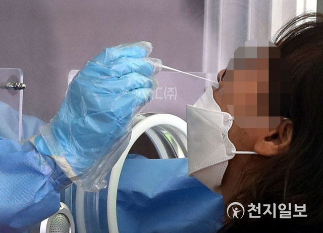 [천지일보=남승우 기자] 신종 코로나바이러스 감염증(코로나19) 신규 확진자가 797명으로 집계된 23일 서울역 광장에 마련된 임시 선별검사소에서 의료진이 검체 채취를 하고 있다. ⓒ천지일보 2021.4.23