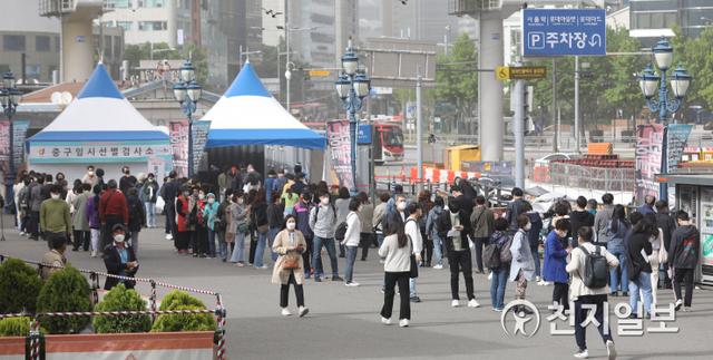 [천지일보=남승우 기자] 신종 코로나바이러스 감염증(코로나19) 신규 확진자가 525명으로 집계된 7일 오후 서울역 광장에 마련된 임시 선별검사소에서 시민들이 코로나19 검사를 받기 위해 기다리고 있다. ⓒ천지일보 2021.5.7