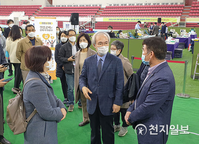 [천지일보 대구=송해인 기자] 권준욱 중앙방역대책본부 제2부본부장이 16일 오후 신천지예수교 대구교회 신도들이 신종 코로나바이러스 감염증(코로나19) 치료제의 개발을 위해 3차 단체 혈장 공여하는 대구 수성구 대구육상진흥센터를 둘러보고 있다.이번 현장공여에 나선 신천지예수교 대구교회 신도 4000명은 16일부터 내달 4일까지 3차 혈장공여에 참여할 예정이다. ⓒ천지일보 2020.11.16
