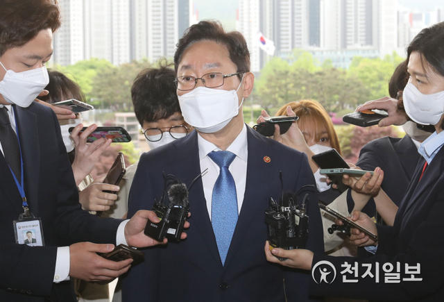 [천지일보=남승우 기자] 박범계 법무부 장관이 29일 오전 경기 정부과천청사 법무부로 출근하며 취재진의 질문에 답하고 있다. ⓒ천지일보 2021.4.29