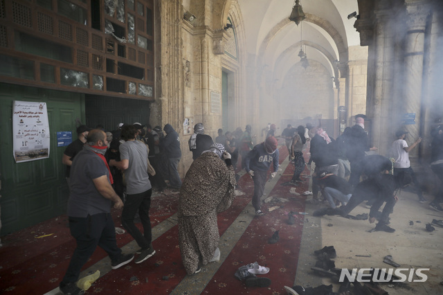 10일(현지시간) 동예루살렘 알 아크사 모스크에서 팔레스타인인들과 이스라엘 경찰이 충돌하고 있다. (출처: 뉴시스)