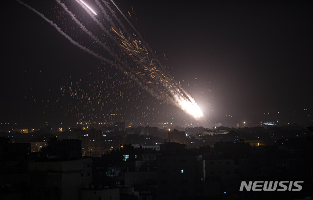 [예루살렘=AP/뉴시스]10일(현지시간) 무장 정파 하마스가 가자 지구에서 발사한 로켓탄이 이스라엘을 향하고 있다. '예루살렘의 날'인 이날 하마스는 이스라엘에 로켓탄 여러 발을 발사했고 이스라엘은 가자 지구에 보복 공습을 단행했다.