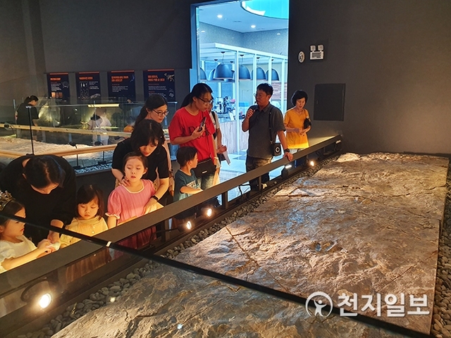 지난달 27일부터 지난 13일까지 10월 축제기간 진주익룡발자국전시관이 임시개장한 가운데 관람객들이 공룡 발자국 화석을 구경하고 있다. (제공: 진주시) ⓒ천지일보 2019.10.17