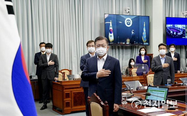 [천지일보=박준성 기자] 문재인 대통령이 11일 청와대 여민관에서 열린 제20회 국무회의에서 국기에 경례를 하고 있다. (제공: 청와대) ⓒ천지일보 2021.5.11
