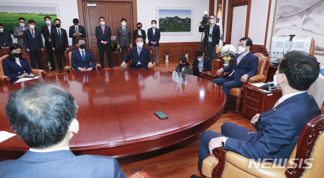 윤호중 더불어민주당 원내대표가 11일 서울 여의도 국회에서 열린 박병석 국회의장 주재 교섭단체 원내대표 회동에서 인사말을 하고 있다. (출처: 뉴시스)