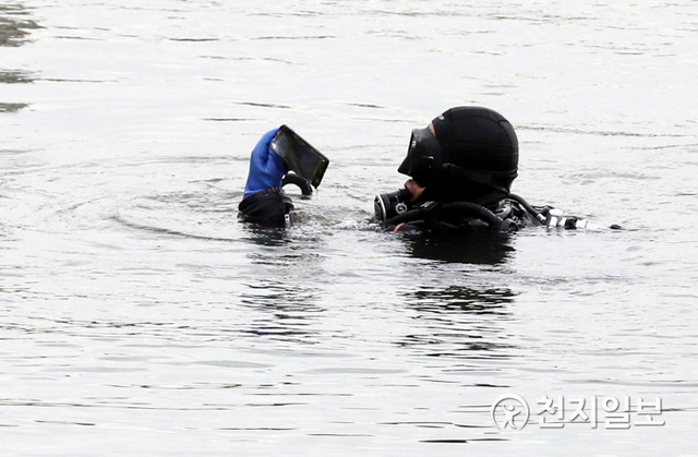 [천지일보=남승우 기자] 10일 오후 서울 반포한강공원 수상택시 승강장 인근에서 민간 잠수부들이 고(故) 손정민씨 친구 A씨의 휴대폰 수색 작업 중 휴대폰 한 대를 발견하고 있다. 실종 사건의 중요한 단서가 될 수 있는 친구 A씨의 휴대전화는 ‘아이폰8 스페이스그레이’ 기종인 것으로 전해진다. ⓒ천지일보 2021.5.10