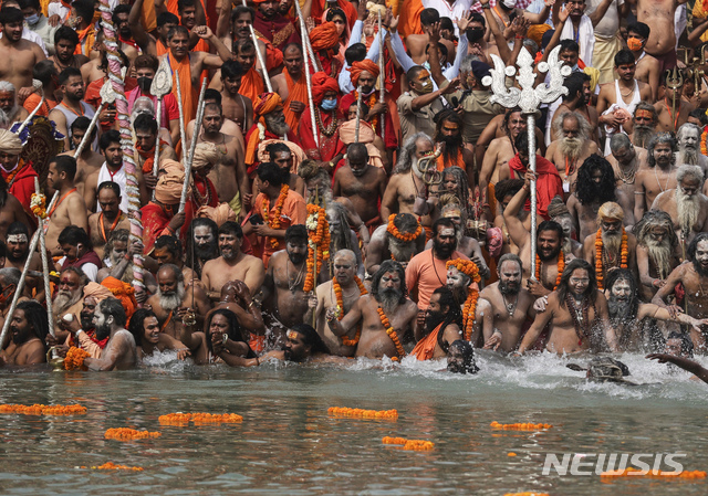 [우타라간드=AP/뉴시스] 4월 힌두교 축제 '쿰브멜라' 기간 인도 갠지스강 주변의 인파.