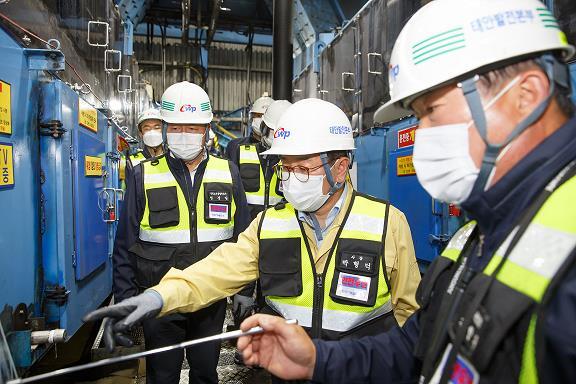 박형덕 서부발전 사장(가운데)이 지난 10일 태안발전본부에서 시설안전을 점검하고 하고 있다. (제공: 한국서부발전) ⓒ천지일보 2021.5.11