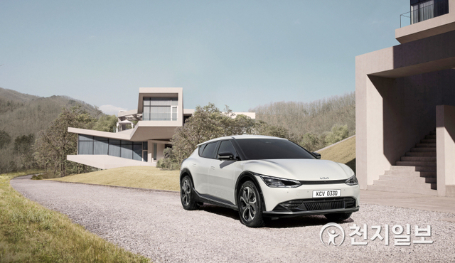 기아가 15일 최초의 전용 전기차 EV6의 내∙외장 디자인을 처음으로 공개했다. (제공: 기아) ⓒ천지일보 2021.3.15