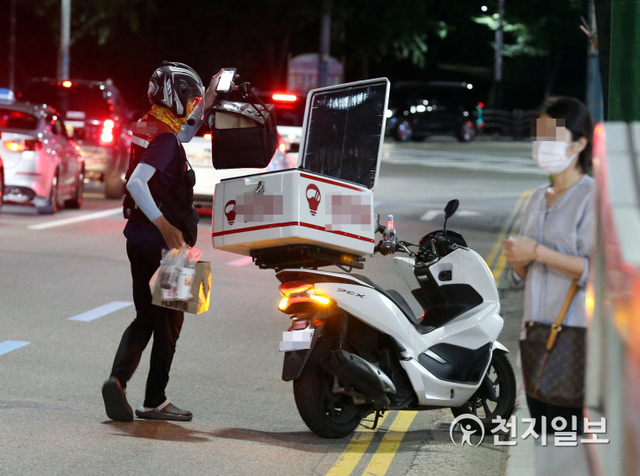 [천지일보=신창원 기자] 인천시 남동구의 한 음식점 앞에서 한 사원이 배달음식을 오토바이에 싣고 있다. ⓒ천지일보DB