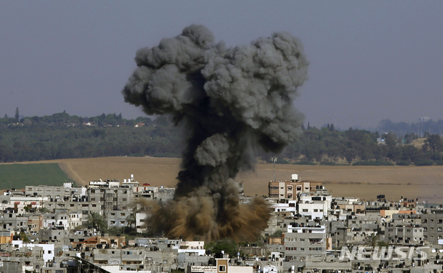 11일(현지시간) 이스라엘군의 공습으로 가자지구의 건물이 붕괴하고 있다. (출처: 뉴시스)