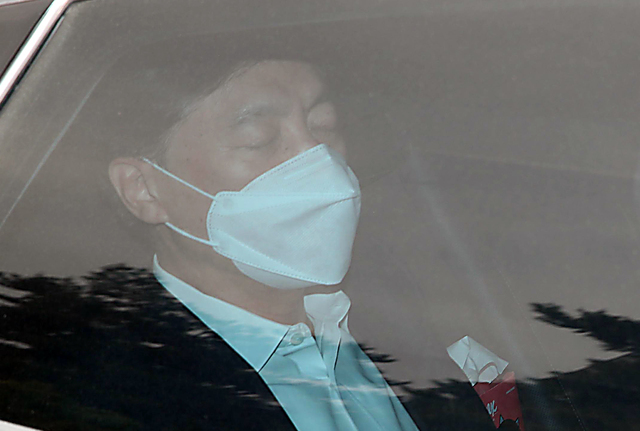 [서울=뉴시스] 김학의 전 법무부 차관 출국금지 수사 외압 사건에 대한 검찰수사심의위원회 개최 여부 결정 예정인 23일 오전 서울 서초구 서울중앙지방검찰청으로 이성윤 중앙지검장이 출근하고 있다.(공동취재사진) 2021.04.23.