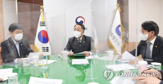 (서울=연합뉴스) 홍남기 경제부총리 겸 기획재정부 장관이 12일 서울 광화문 정부서울청사에서 '2021년 4월 고용동향'을 주요 내용으로 관계장관회의(녹실회의)를 주재하고 있다.