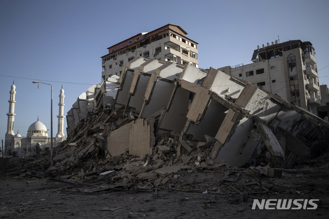 12일(현지시간) 새벽 이스라엘군의 가자지구 공습으로 파괴된 건물. (출처: 뉴시스)