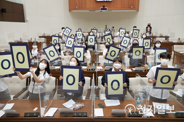 보라중학교 학생자치회가 12일 용인시의회 본회의장에서 지방자치제도에 대한 OX퀴즈를 풀고 있다. (제공: 용인시의회) ⓒ천지일보 2021.5.12