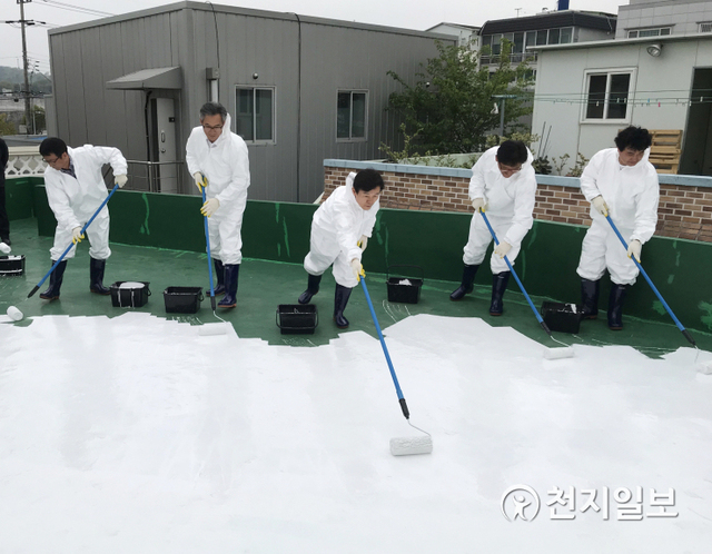 조규일 진주시장(가운데)을 비롯한 관계자들이 지난 2019년 ‘쿨 루프’ 도료를 한 단독주택 지붕에 시공하고 있다. ⓒ천지일보 2021.5.13