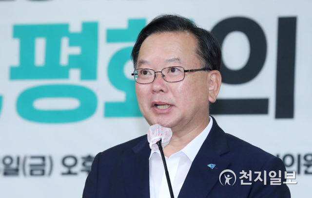 [천지일보=박준성 기자] 더불어민주당 당대표 선거에 출마한 김부겸 전 의원이 14일 오후 서울 여의도 국회 의원회관에서 열린 ‘다시, 평화와 번영의 문으로’ 남북교류 재개를 위한 연속 토론·강연회에서 발언하고 있다. ⓒ천지일보 2020.8.14