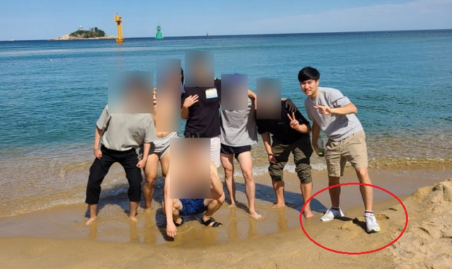 손정민씨가 친구들과 해변에서 찍은 사진. 홀로 신발을 신고 있다. (출처: 손현씨 블로그) ⓒ천지일보 2021.5.14