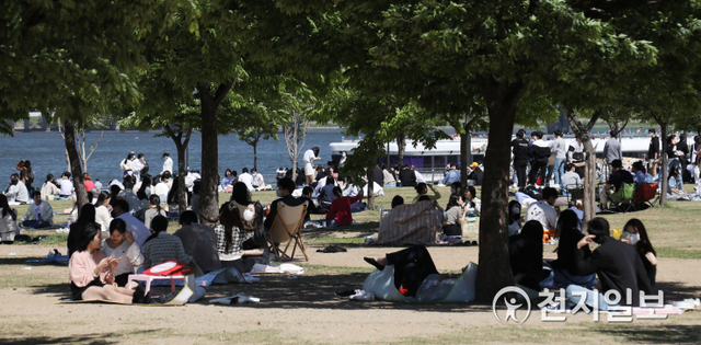 [천지일보=남승우 기자] 황사가 물러나고 화창한 날씨를 보인 9일 오후 서울 여의도한강공원을 찾은 시민들이 휴일을 즐기고 있다. ⓒ천지일보 2021.5.9