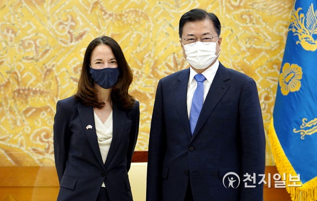 [천지일보=박준성 기자] 문재인 대통령이 14일 오후 청와대 본관 접견실에서 애브릴 헤인스 미국 국가정보국(DNI) 국장과 면담을 하기 전 기념촬영을 하고 있다. (제공: 청와대) ⓒ천지일보 2021.5.14